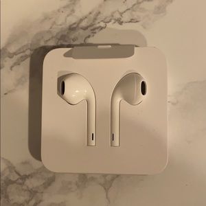 apple earpods with lightning cable NEW